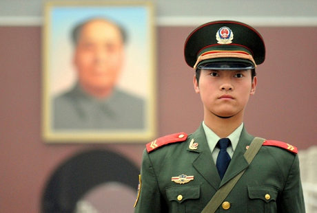 Đến năm 2025, quân đội Trung Quốc sẽ mạnh đến đâu? (1) - 1 Một binh sĩ Trung Quốc canh gác bên ngoài Tử Cấm Thành (Ảnh: