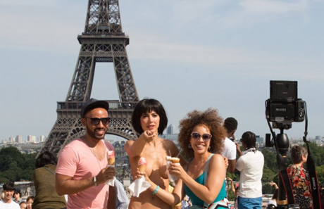 Một bức ảnh tự sướng với khách du lịch của cô Milo.(Ảnh: