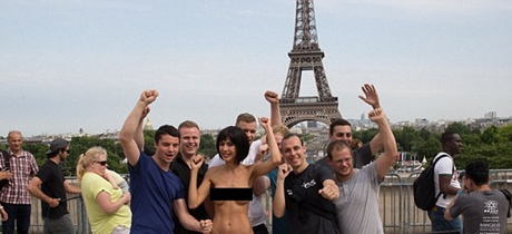 Cô Milo tiếp cận người qua đường và chụp ảnh với họ khi khỏa thân. (Ảnh: