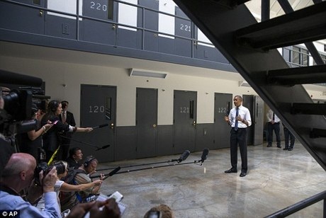 Obama phá lệ thăm nhà tù khét tiếng - 7 Bạch Trúc