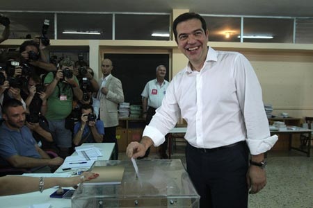 Thủ tướng Hy Lạp Alexis Tspiras tham gia bỏ phiếu trong cuộc trưng cầu dân ý (Ảnh: 