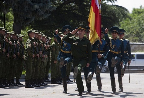 Binh sĩ của khu vực ly khai Nam Ossetia trong một buổi tuyên thệ tại Tskhinvali. (Ảnh: