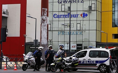 Cảnh sát đang được triển khai tại hiện trường. (Ảnh: Guardian)