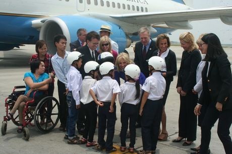 Phu nhân Jill Biden trò chuyện với các em nhỏ. (Ảnh: