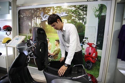 Huy Khánh tỉ mỉ xem từng chi tiết chiếc Vespa S 150 mà anh được tặng