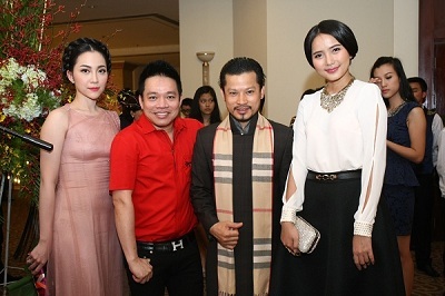 Doanh nhân Hùng Cửu Long bên cạnh chiếc túi đã