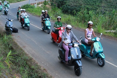 Huy Khánh và Lâm Thu Hằng trong chuyến diễu hành Vespa hồi cuối năm ngoái ở Đà Lạt.
