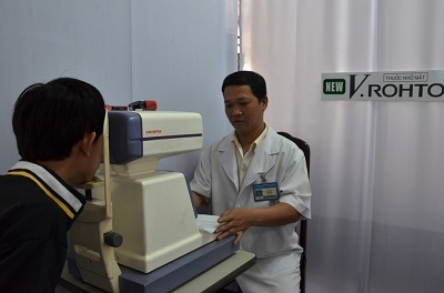 Chương trình chăm sóc mắt học đường 2013: Hành trình tiếp bước ước mơ - 2 Bác sĩ đo mắt cho học sinh.