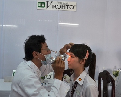 Chương trình chăm sóc mắt học đường 2013: Hành trình tiếp bước ước mơ - 1 Bác sĩ khám mắt cho học sinh.
