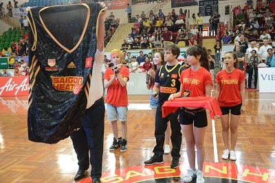 1000 chữ ký tượng trưng cho sự ủng hộ của người hâm mộ Việt Nam dành cho đội tuyển.