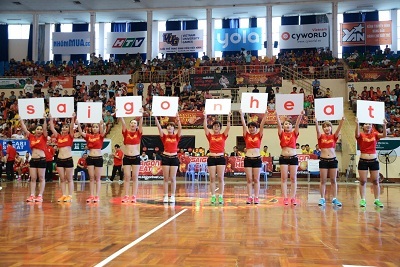 “Go! Fight! Win! Saigon Heat! Cháy hết mình! Saigon Heat!”.