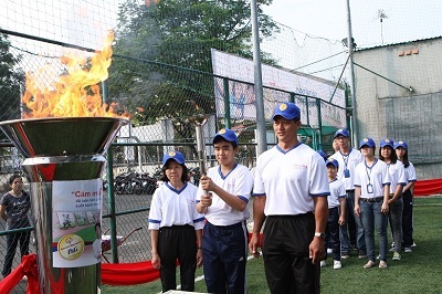 Em Hoàng Văn Cường vinh dự được chọn là VĐV rước đuốc tại lễ khai mạc Special Olympics 2013.