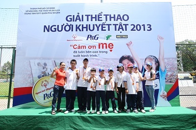 Cô Nga và các học sinh trường Hi Vọng tại Special Olympics 2013.