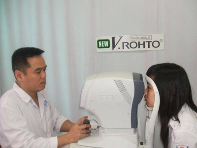Chương trình chăm sóc mắt học đường 2013: Hành trình tiếp bước ước mơ - 3 Bác sĩ đo mắt cho học sinh.