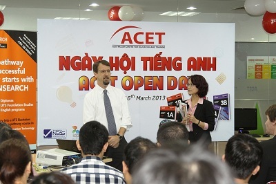 ACET đưa ứng dụng “online - study” vào giảng dạy tiếng Anh - 1 Ông Andrew Hollins – Giám đốc điều hành ACET Việt Nam giới thiệu giáo trình Anh ngữ mới.