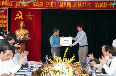 Hơn 1000m2 tấm lợp giúp người dân Mường Khương đẩy lùi mưa đá - 2 Ông Ngô Xuân Giang-GĐ nhà máy TONMAT miền Bắc trao quà ủng hộ là 1000m