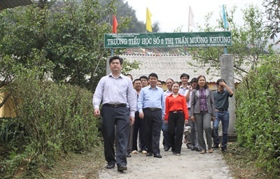 Hơn 1000m2 tấm lợp giúp người dân Mường Khương đẩy lùi mưa đá - 3 Ông Ngô Xuân Giang-GĐ nhà máy TONMAT miền Bắc trao quà ủng hộ là 1000m