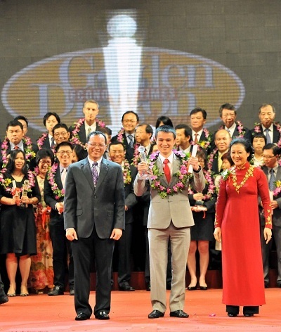 Herbalife Việt Nam nhận giải thưởng Rồng Vàng 2012 - 1 Đại diện Herbalife Việt Nam nhận cúp Rồng Vàng từ Thứ trưởng Bộ ngoại giao Nguyễn Phương Nga.