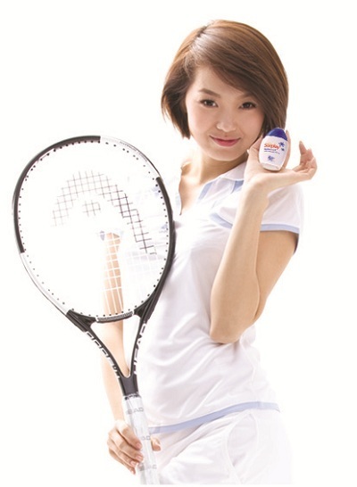 Minh Hằng tự tin thách thức ngày nắng rực - 2 Bật mí nhé, tennis là một trong các môn thể thao làm Hằng thích mê.