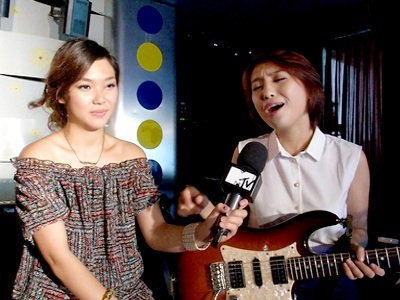 Dù
chỉ hát chay nhưng Tiêu Châu Như Quỳnh hát rất nhập tâm và đặt cả trái tim mình
vào bài hát.