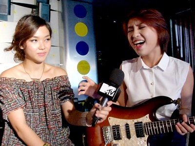 Dù
chỉ hát chay nhưng Tiêu Châu Như Quỳnh hát rất nhập tâm và đặt cả trái tim mình
vào bài hát.