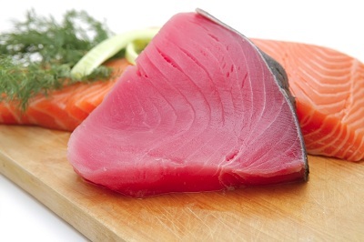 Cá biển, đặc biệt là cá hồi và cá ngừ là nguồn thực phẩm có chứa EPA cao.