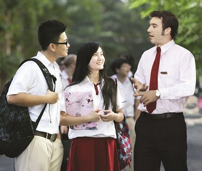 Môi trường học tập quốc tế tại AIS - 1 Giáo viên và học sinh trường quốc tế Á Châu.