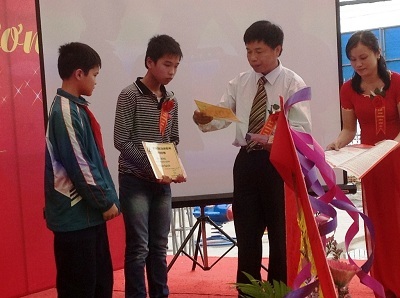 Trao học bổng tiếng Anh toàn phần cho các em học sinh giỏi.