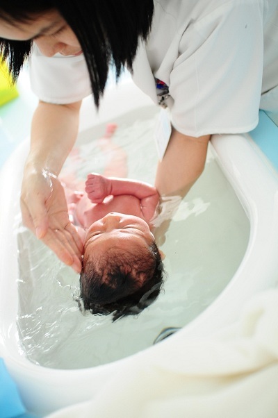 Giảm gánh nặng tài chính khi sinh con - 2 Điều dưỡng đang chăm sóc trẻ sơ sinh tại bệnh viện FV.