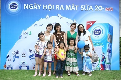 Mẹ và bé cùng tham gia buổi ra mắt CLB Mẹ 20+.