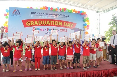 Sôi động tiếng Anh hè cùng Summer Fantasy 2013 - 4 Vinh danh tốt nghiệp với khả năng tiếng Anh vượt trội và trở thành niềm tự hào của bố mẹ.