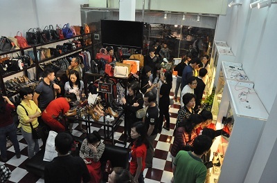 Khách hàng đứng chật kín showroom 168group Outlet trong Giờ Vàng.
