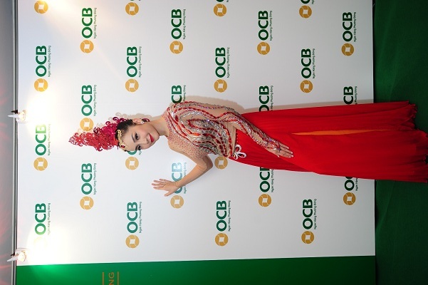 Linh Nga đắm mình trong ánh sáng Phương Đông