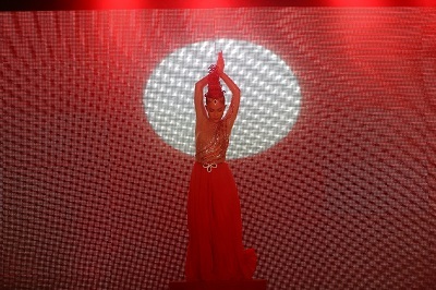 Linh Nga đắm mình trong ánh sáng Phương Đông