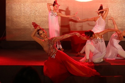 Linh Nga đắm mình trong ánh sáng Phương Đông