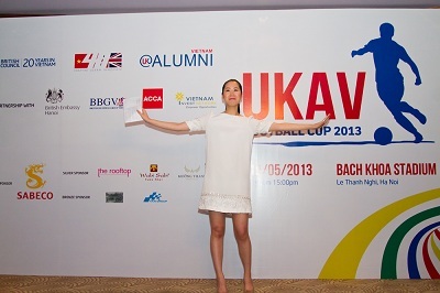 Giải bóng đá của Hiệp hội cựu du học sinh Anh tại Việt Nam - UKAV Cup 2013 - 5 Hoa hậu thân thiện Dương Thùy Linh đảm nhiệm vai trò MC trong đêm Trao giải.