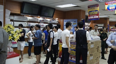 Khách hàng mua sắm đông đúc tại khu vực máy lạnh của siêu thị Nguyễn Kim.