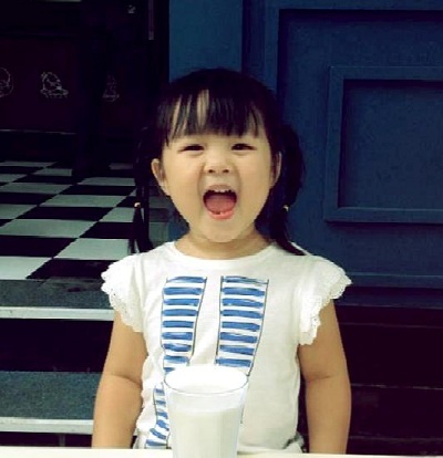 Bí quyết chăm sóc và nuôi dưỡng hệ tiêu hóa tối ưu - 2 Mẹ nên giữ bé đứng thẳng hoặc bế vắc lên vai sau khi cho bé ăn. (Ảnh minh họa)