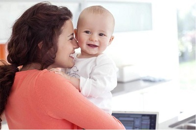 Bí quyết chăm sóc và nuôi dưỡng hệ tiêu hóa tối ưu - 1 Mẹ nên giữ bé đứng thẳng hoặc bế vắc lên vai sau khi cho bé ăn. (Ảnh minh họa)