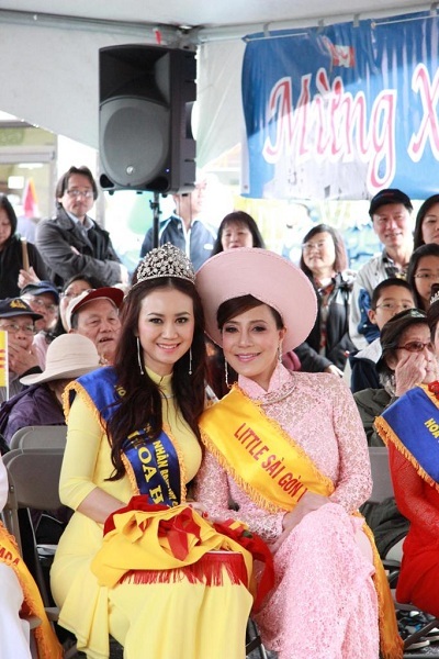 Mỹ Vân tươi tắn khi làm MC phỏng vấn ngài thị trưởng.