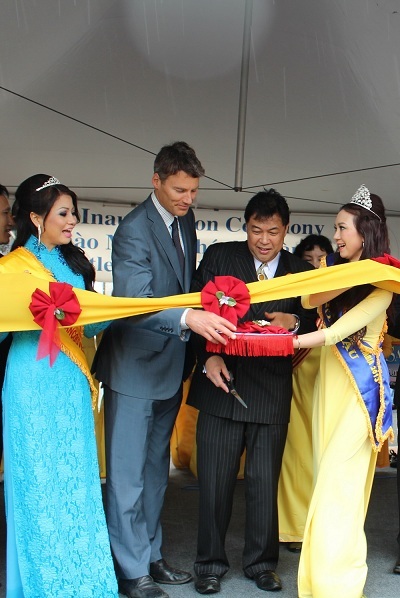 Mỹ Vân tươi tắn khi làm MC phỏng vấn ngài thị trưởng.