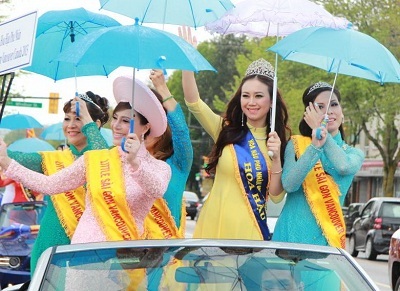 Mỹ Vân cùng các người đẹp diễu hành mừng khánh thành.