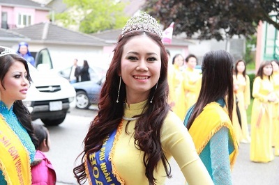 Mỹ Vân cùng các người đẹp diễu hành mừng khánh thành.