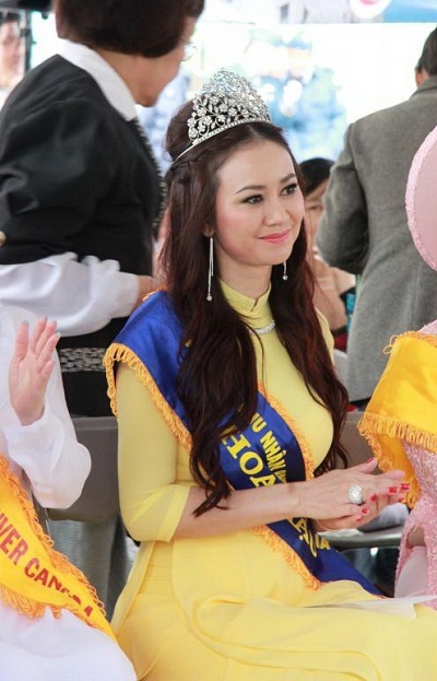 Mỹ Vân tươi tắn khi làm MC phỏng vấn ngài thị trưởng.