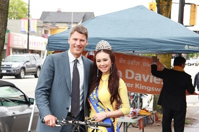 Mỹ Vân cùng các người đẹp diễu hành mừng khánh thành.