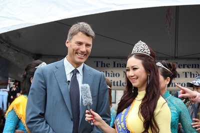 Mỹ Vân tươi tắn khi làm MC phỏng vấn ngài thị trưởng.