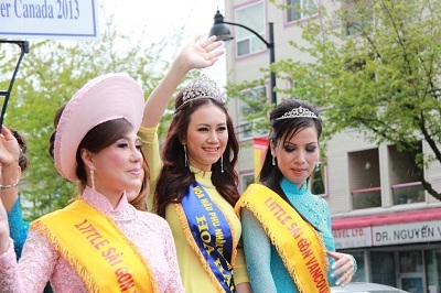 Mỹ Vân tươi tắn khi làm MC phỏng vấn ngài thị trưởng.