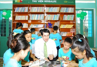 Tiến sĩ Nguyễn Thắng – Tổng Giám đốc Herbalife Việt Nam cùng các em khám phá thư viện sách mới.