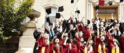 Học sinh Học viện Quốc tế EF trong buổi lễ Tốt nghiệp.