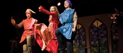 Học sinh Học viện Quốc tế EF trong một buổi biểu diễn nhạc kịch.